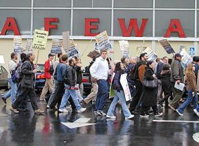 UFCW workers on strike in 2004 march and picket outside a Safeway store